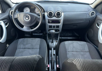 Подержанный автомобиль Renault Sandero 2012 года (11 фото)