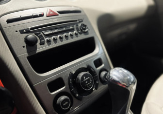 Подержанный автомобиль Peugeot 308 Hatchback 2009 года (12 фото)