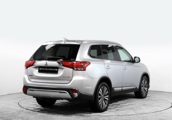 Подержанный автомобиль Mitsubishi Outlander 2019 года (3 фото)