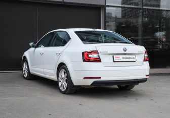 Подержанный автомобиль Skoda Octavia Liftback 2017 года (5 фото)