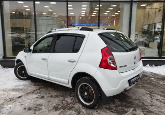 Подержанный автомобиль Renault Sandero 2011 года (6 фото)