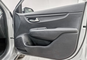 Подержанный автомобиль Kia Rio Hatchback 2021 года (23 фото)