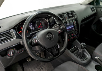 Подержанный автомобиль Volkswagen Jetta Sedan 2017 года (13 фото)