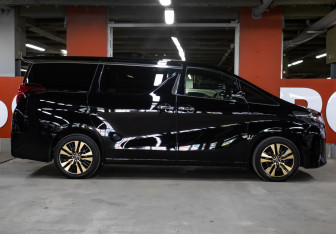 Подержанный автомобиль Toyota Alphard 2019 года (4 фото)