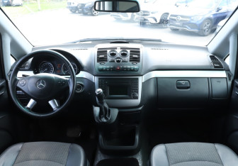Подержанный автомобиль Mercedes-Benz Viano 2010 года (11 фото)