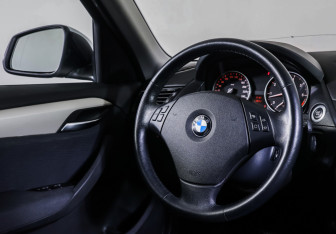 Подержанный автомобиль BMW X1 2014 года (13 фото)