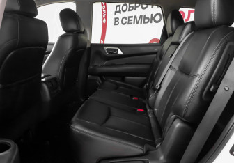 Подержанный автомобиль Nissan Pathfinder 2014 года (10 фото)