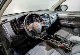 Подержанный автомобиль Mitsubishi Outlander 2018 года (16 фото)