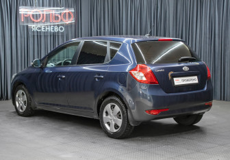 Подержанный автомобиль Kia Ceed Hatchback 2010 года (7 фото)