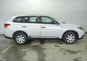 Подержанный автомобиль Mitsubishi Outlander 2018 года (7 фото)