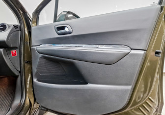 Подержанный автомобиль Peugeot 3008 2012 года (26 фото)