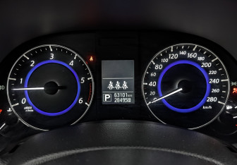 Подержанный автомобиль Infiniti QX70 2016 года (16 фото)