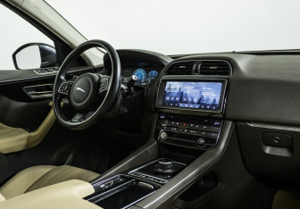 Подержанный автомобиль Jaguar F-Pace 2016 года (9 фото)