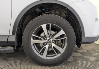 Подержанный автомобиль Toyota RAV4 2017 года (12 фото)