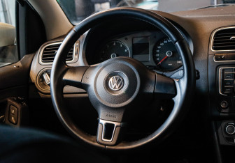 Подержанный автомобиль Volkswagen Polo Sedan 2013 года (11 фото)