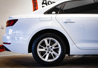 Подержанный автомобиль Audi A4 Sedan 2018 года (33 фото)