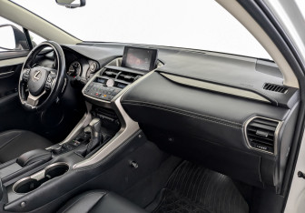 Подержанный автомобиль Lexus NX 2015 года (11 фото)