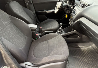 Подержанный автомобиль Kia Rio Hatchback 2013 года (9 фото)
