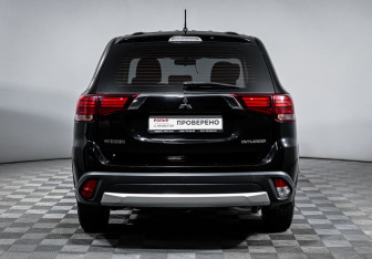 Подержанный автомобиль Mitsubishi Outlander 2015 года (6 фото)