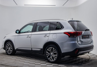 Подержанный автомобиль Mitsubishi Outlander 2018 года (3 фото)