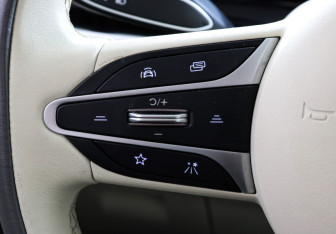 Подержанный автомобиль Voyah Dream 2023 года (16 фото)