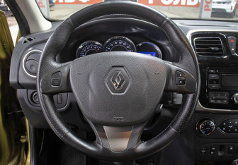 Подержанный автомобиль Renault Sandero 2016 года (17 фото)