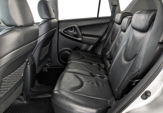 Подержанный автомобиль Toyota RAV4 2012 года (18 фото)