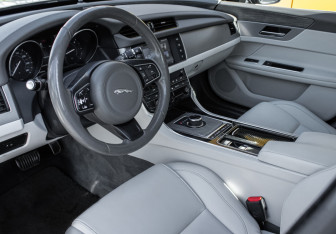 Подержанный автомобиль Jaguar XF Sedan 2017 года (12 фото)