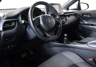 Подержанный автомобиль Toyota C-HR 2019 года (14 фото)