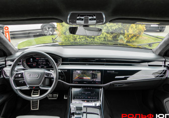 Подержанный автомобиль Audi A8 2022 года (10 фото)