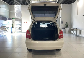 Подержанный автомобиль Skoda Fabia Wagon 2009 года (7 фото)