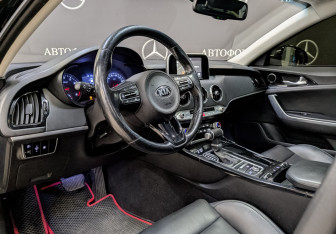 Подержанный автомобиль Kia Stinger 2018 года (15 фото)