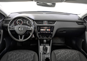 Подержанный автомобиль Skoda Octavia Liftback 2019 года (14 фото)