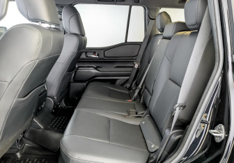 Подержанный автомобиль Toyota Land Cruiser Prado 2024 года (10 фото)