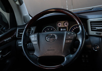 Подержанный автомобиль Lexus LX 2011 года (14 фото)