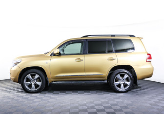 Подержанный автомобиль Toyota Land Cruiser Suv 2008 года (8 фото)