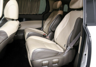 Подержанный автомобиль Kia Carnival 2021 года (13 фото)