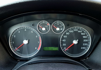 Подержанный автомобиль Ford Focus Wagon 2005 года (22 фото)