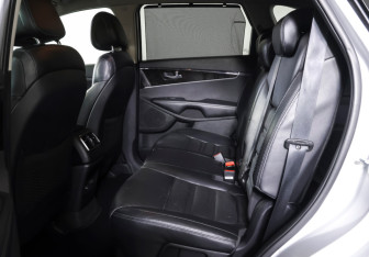 Подержанный автомобиль Kia Sorento 2016 года (12 фото)