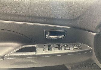 Подержанный автомобиль Mitsubishi ASX 2011 года (18 фото)