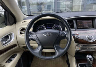 Подержанный автомобиль Infiniti QX60 2017 года (15 фото)