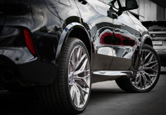 Подержанный автомобиль BMW X5 M 2021 года (30 фото)