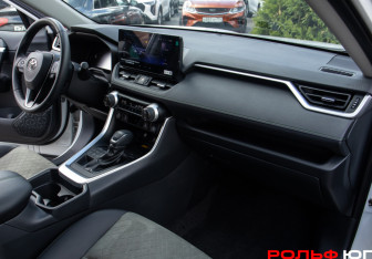 Подержанный автомобиль Toyota RAV4 2025 года (7 фото)