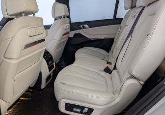 Подержанный автомобиль BMW X7 2023 года (12 фото)