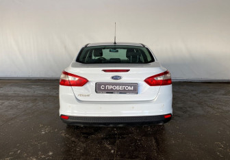 Подержанный автомобиль Ford Focus Sedan 2013 года (5 фото)