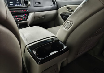 Подержанный автомобиль Kia Carnival 2020 года (14 фото)