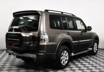 Подержанный автомобиль Mitsubishi Pajero 2015 года (5 фото)