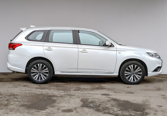 Подержанный автомобиль Mitsubishi Outlander 2022 года (4 фото)