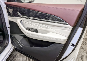 Подержанный автомобиль Geely Monjaro 2023 года (25 фото)