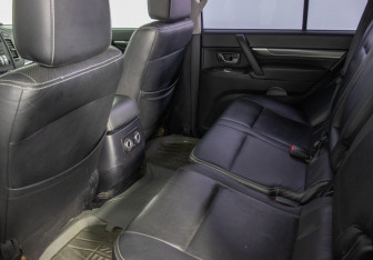 Подержанный автомобиль Mitsubishi Pajero 2008 года (11 фото)
